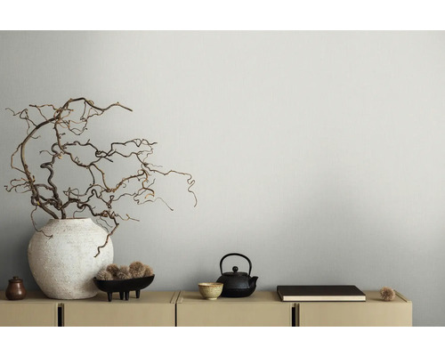 Dekorative Zweige in einer Vase, Teekanne und Schale auf einem Sideboard