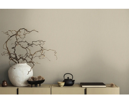 Dekorative Szene mit Vase, Ästen, Teekanne und Schale auf einem Sideboard