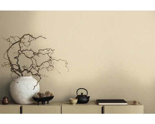 Dekorative Szene mit Ästen in Vase, Teekanne und Schale auf Kommode