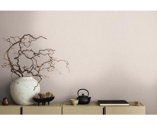 Dekoratives Wohnambiente mit Vase, Ästen, Teekanne und Schale auf einem Schrank