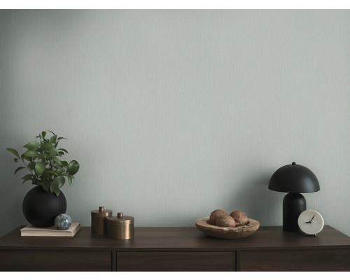 Dekoratives Stillleben auf einer Kommode mit Zimmerpflanze, Lampe und Dekoration