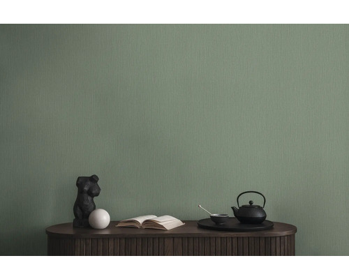 Gestrichene Vliestapete im Raum mit Dekoration auf einer Kommode