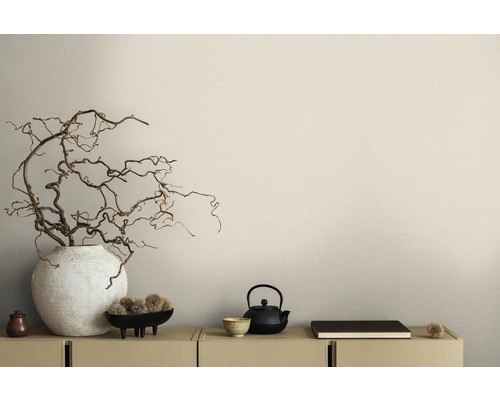 Dekoratives Arrangement mit Vase, Ästen, Teekanne und Buch auf einem Schrank