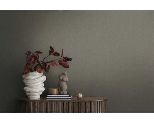 Nahaufnahme einer texturierten Tapete mit dekorativen Elementen auf einem Holzschrank