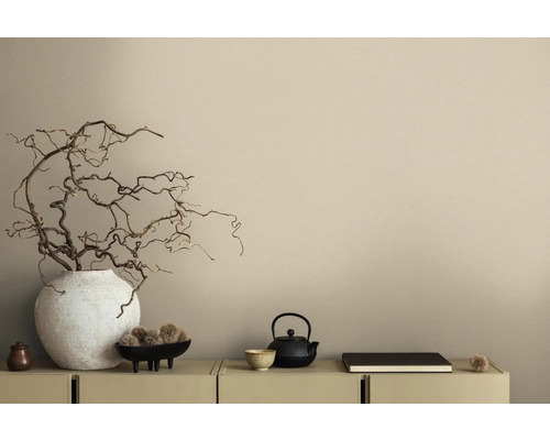 Dekorative Äste in Vase, Teekanne und Schale auf einem Schrank