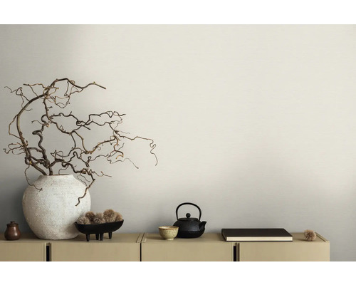 Dekorative Szene mit Vase, Zweigen, Teekanne und Schale auf einem Schrank