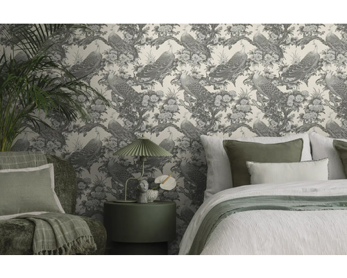 Dekoratives Schlafzimmer mit gemusterter Tapete, Bett und Beistelltisch.