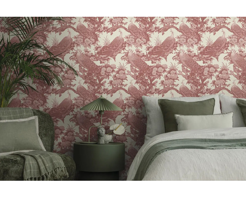 Dekoratives Schlafzimmer mit gemusterter Tapete, Bett und Beistelltisch