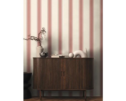 Dekoratives Interieur mit Holzkommode, Vase und gestreifter Tapete