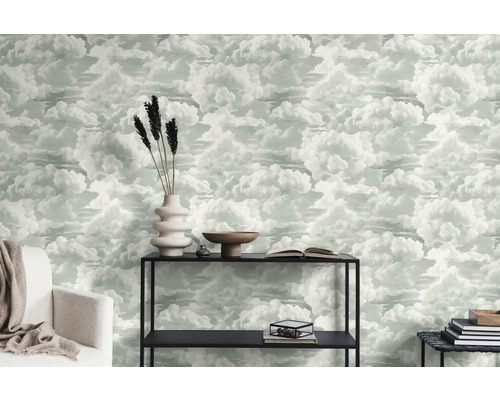 Wohnraum mit Wolken Tapete, Regal und Dekorationen für eine helle Atmosphäre
