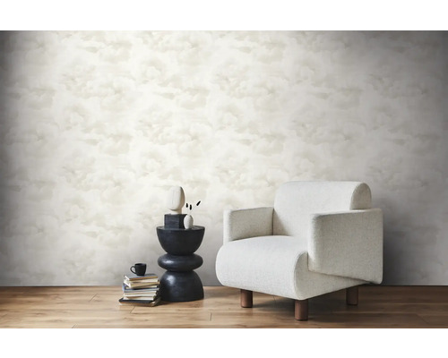 Raumansicht mit Wolken-Tapete, Sessel und Beistelltisch.