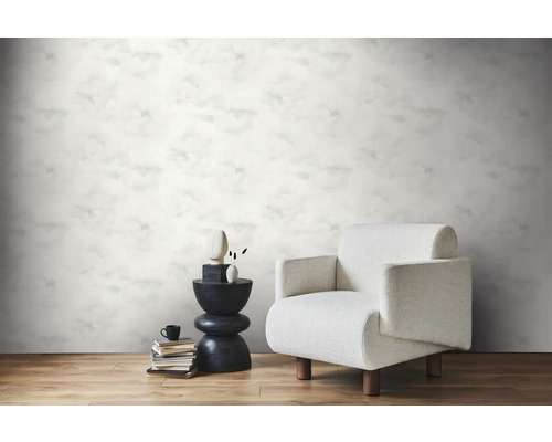 Szene mit gemusterter Tapete, Sessel und Beistelltisch