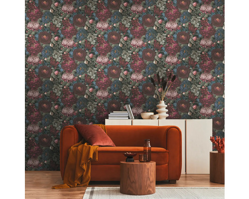 Wohnzimmer mit Blumendesign Tapete, orangefarbenem Sofa und Holztischen auf einem Teppich