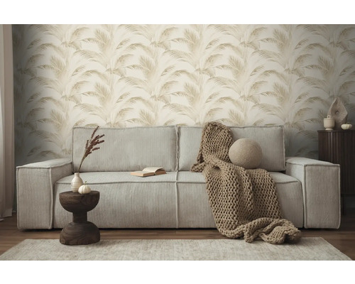 Wohnzimmer mit Sofa, Tisch und gemusterter Tapete mit Pflanzenmotiven