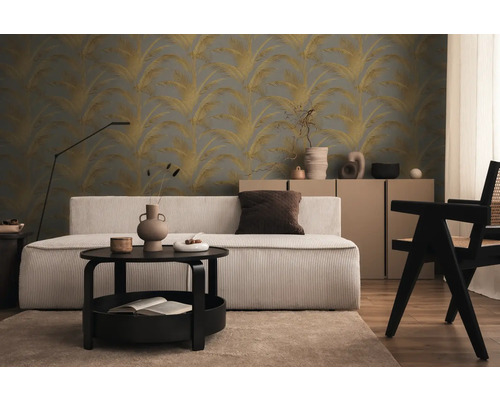 Wohnzimmer mit Sofa, Couchtisch und Palmenmuster-Tapete