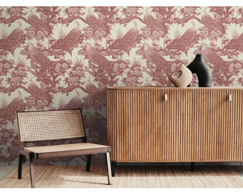 Dekorative Tapete mit Pfauenmuster hinter Kommode und Stuhl