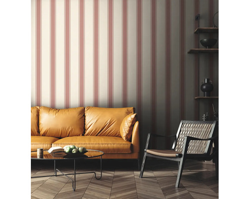 Wohnzimmer mit gestreifter Tapete, Sofa und Sessel