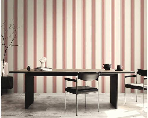 Esszimmer mit gestreifter Tapete, Tisch und Stühlen.