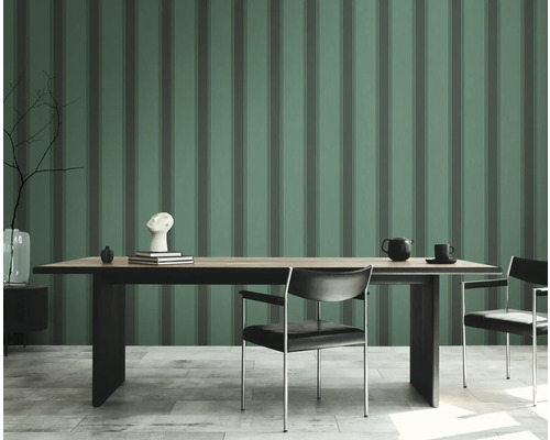 Esszimmer mit gestreifter Tapete, Esstisch und Stühlen