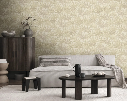 Wohnzimmer mit gemusterter Tapete, Sofa, Schrank und Couchtisch