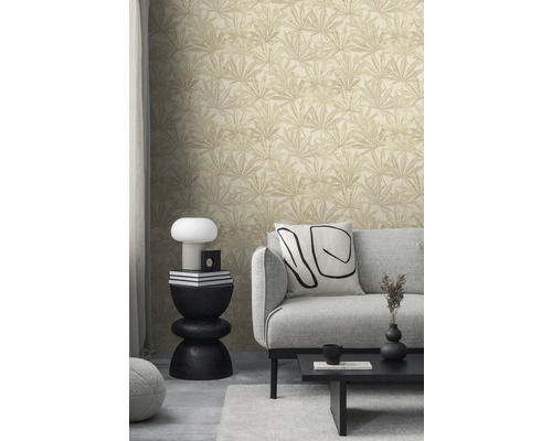 Wohnzimmer mit grauer Couch und gemusterter Tapete mit Pflanzenmotiven