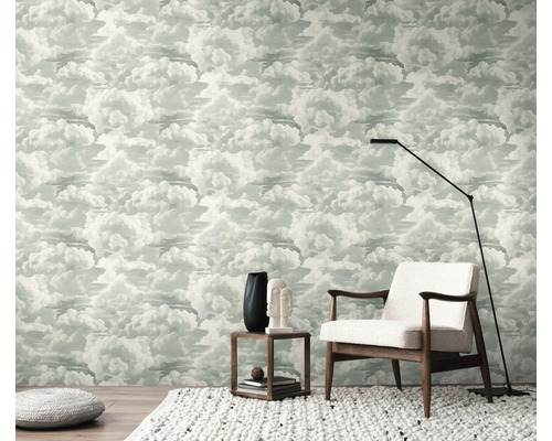 Raumgestaltung mit Wolken Tapete, Sessel, Beistelltisch und Stehlampe