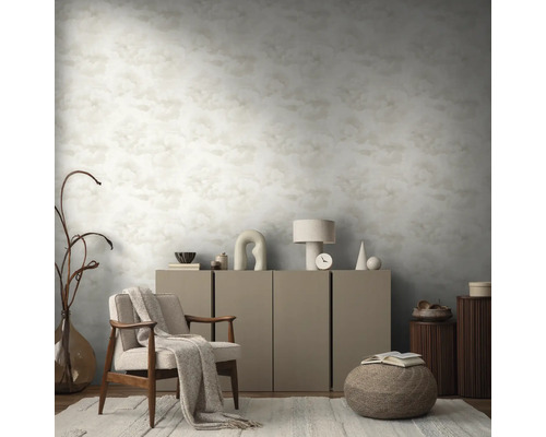 Wohnzimmer mit Sessel, Kommode und dekorativer Wandgestaltung für ein stilvolles Ambiente