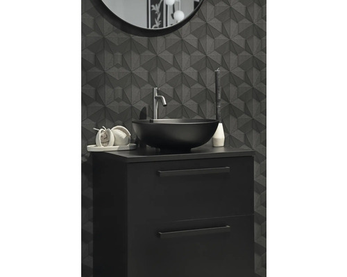 Modernes Badezimmer mit schwarzem Waschtischunterschrank, Aufsatzwaschbecken und geometrischer Wandgestaltung.