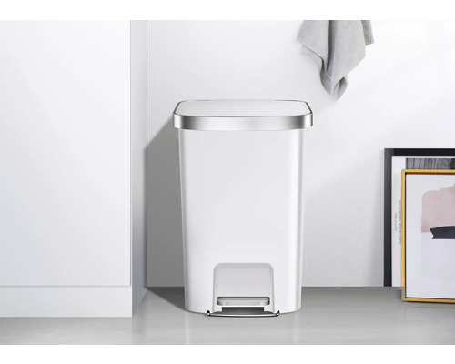 Weißer Treteimer mit silberfarbenem Deckel für das Badezimmer