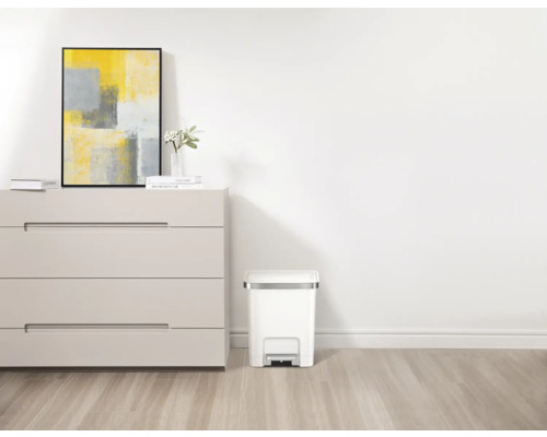 Szene mit Kommode, Bild, Blumenvase und Treteimer