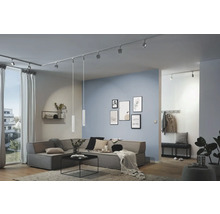 Helles Wohnzimmer mit Ecksofa, Couchtisch und Deckenleuchten auf Schienen