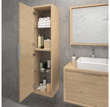 Badezimmer mit Waschbecken, Spiegel und offenem Wandschrank