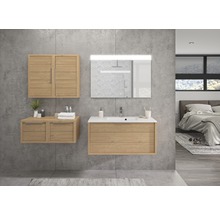 Modernes Badezimmer mit Holzschränken, Spiegel und Waschbecken