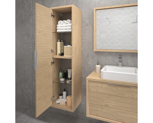 Badezimmer mit Waschtisch, Spiegelschrank und offenem Hängeschrank