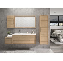 Badezimmer mit Waschbecken, Spiegel und Holzschränken
