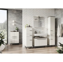 Badezimmer mit Waschtisch, Spiegelschrank und Hochschränken in hellem Design
