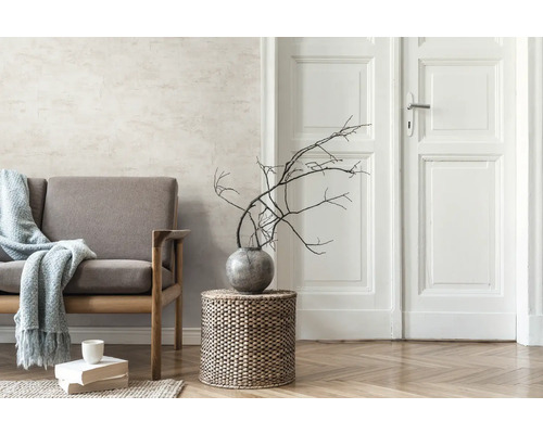 Wohnzimmer mit Sofa, Beistelltisch aus Korbgeflecht und Dekoration