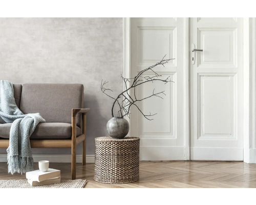 Wohnzimmerszene mit Sofa, Beistelltisch, Vase und Dekoration