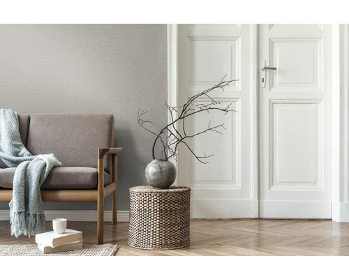 Wohnzimmer mit Sofa, Beistelltisch, Dekoration und Holzboden