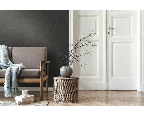 Wohnzimmerszene mit Sofa, Dekoration und Holzboden