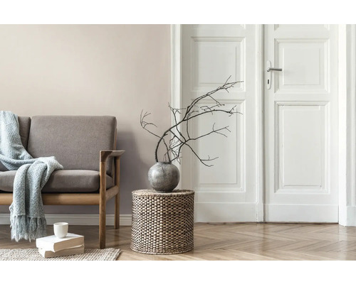 Wohnzimmer mit Sofa, Beistelltisch mit Dekoration und Holzboden.