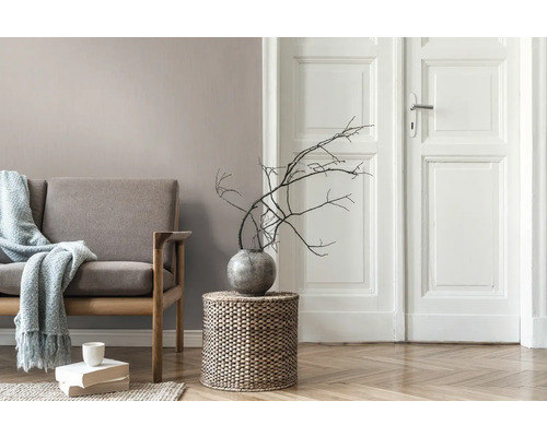 Wohnzimmer mit Sofa, Beistelltisch und Dekoration