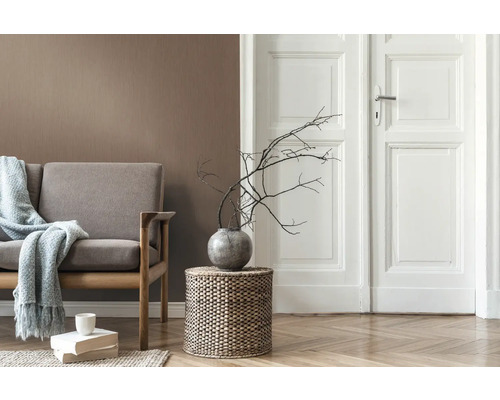 Wohnzimmer mit Sofa, Beistelltisch, Dekoration und Holzboden