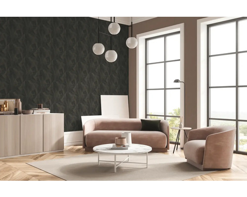 Wohnzimmer mit Sofa, Sessel, Kommode und gemusterter Tapete