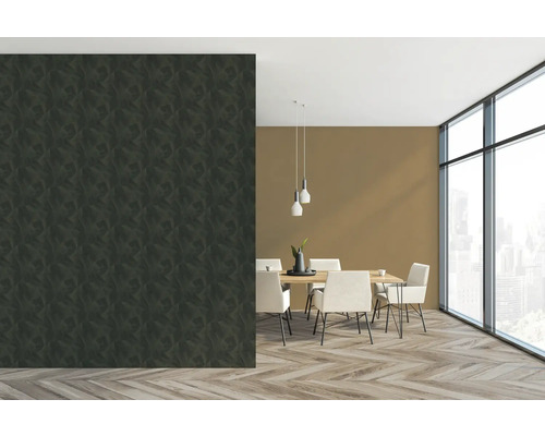 Esszimmer mit Esstisch, Stühlen und einer Wand mit Strukturtapete