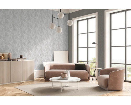 Modernes Wohnzimmer mit geometrischer Tapete, Sofa und Sesseln