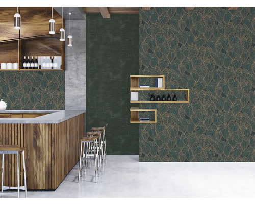 Innenraum mit Bar, Holzregalen und grüner Tapete mit Blattmuster