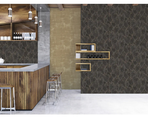 Innenraum mit Bar, Holzschränken, Barhockern und Wandtapete mit Blattmuster