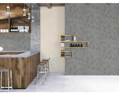 Innenraum mit Bar, Holzregalen und Wand mit Blattmuster