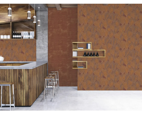 Bar mit Hockern, Regalen und einer Wand mit Blattmuster-Tapete